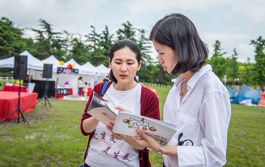 闵文卿女士与浦东新区商务委员会(旅游局)旅游会展处张奎堂处长在交流